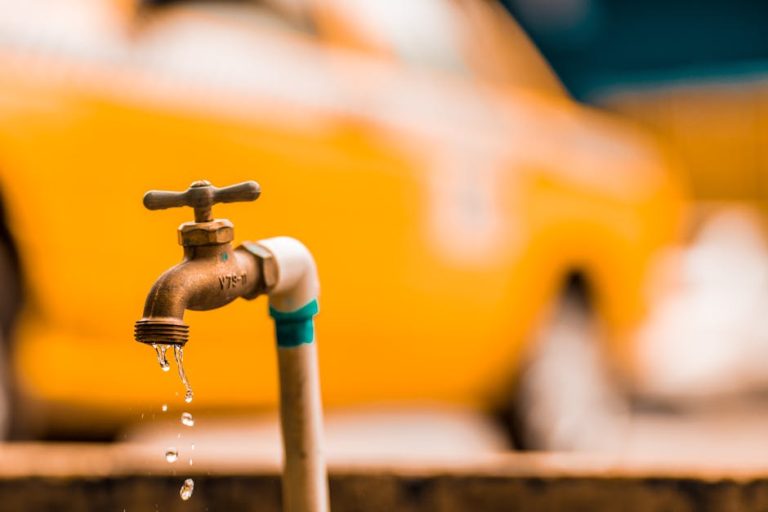 Chasse d’eau qui coule en continu : combien ça coûte et comment l’arrêter